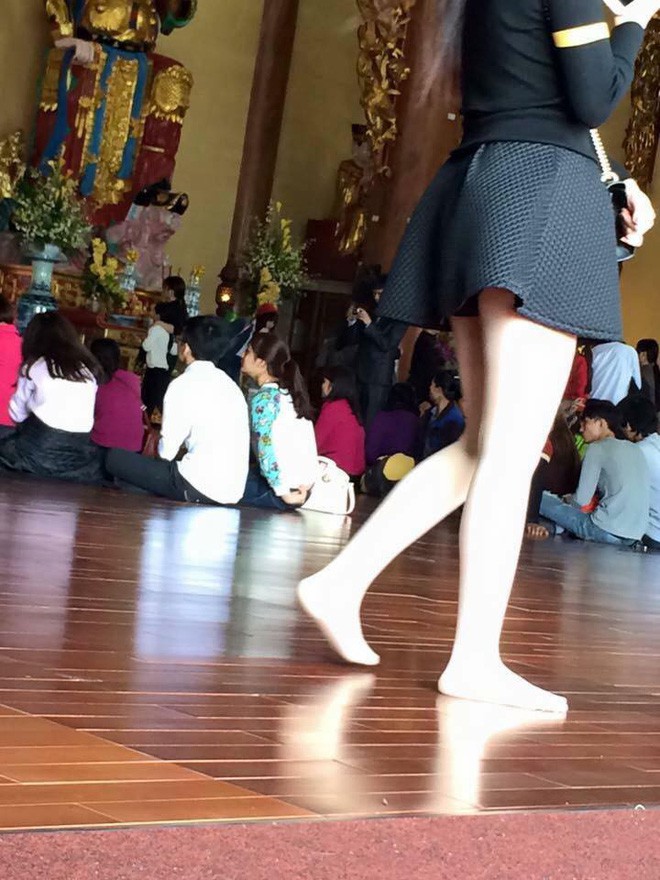 Mặc váy ngắn, áo mỏng lộ cả nội y, đây là những hình ảnh nhức mắt nhất Tết 2018